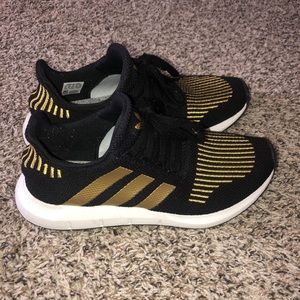 Adidas Swift Run - Black and Gold